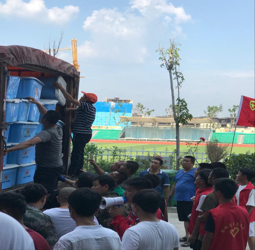 图为搬运物资现场